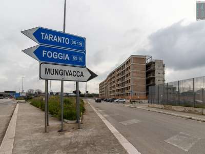 Giunti al primo rond� di via Amendola non si pu� infatti non notare come il panorama del rione Mungivacca sia oscurato da uno scheletro alto sei piani